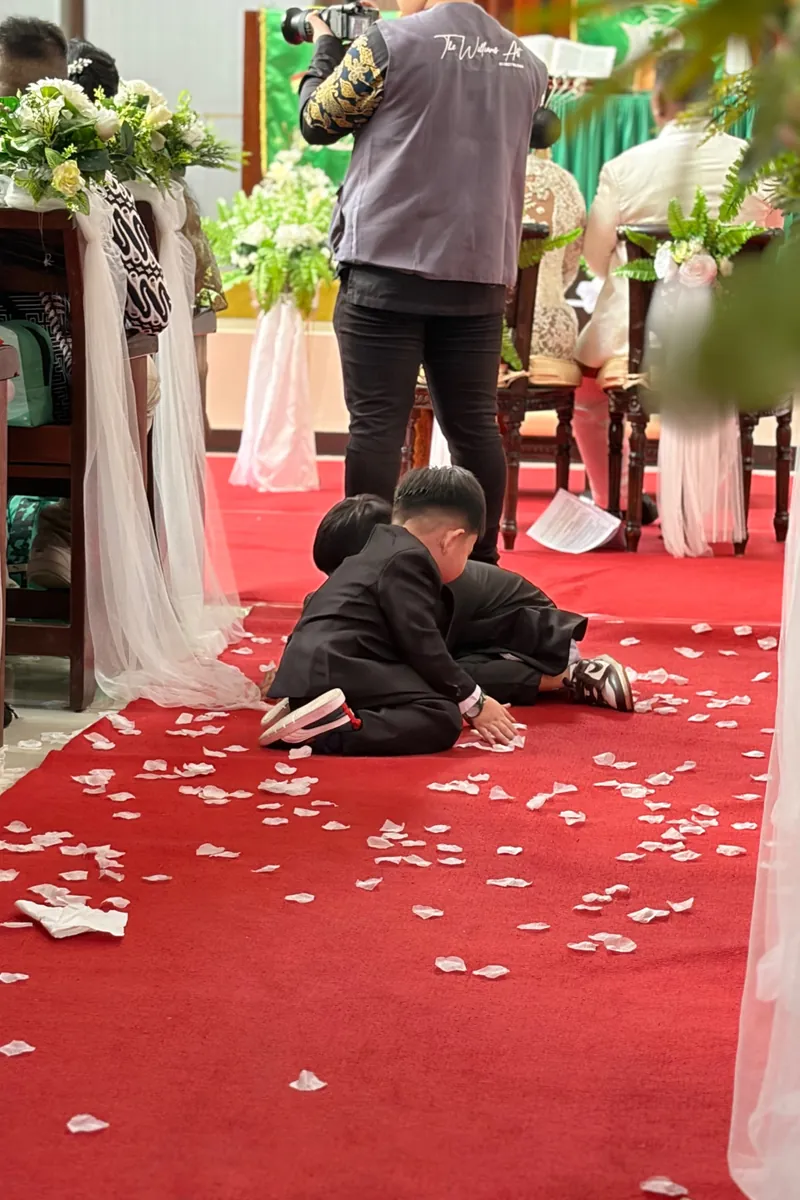 Anak-anak di karpet kelopak